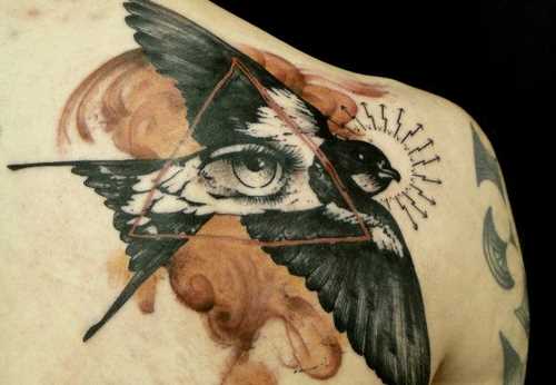 Tatuagem blade meninas - triângulo, a andorinha e o olho