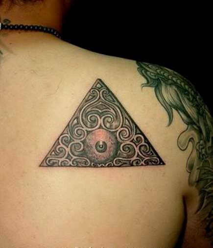 Tatuagem blade meninas - triângulo com o olho de