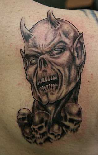 Tatuagem blade para o homem - o diabo com crânios