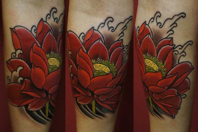 Tatuagem com a flor na mão da menina