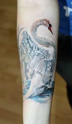 Tatuagem com o cisne branco no antebraço da menina