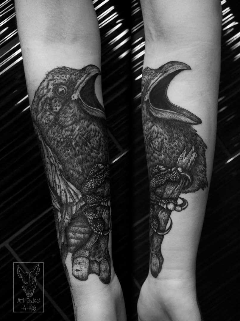 Tatuagem com o corvo na mão da menina