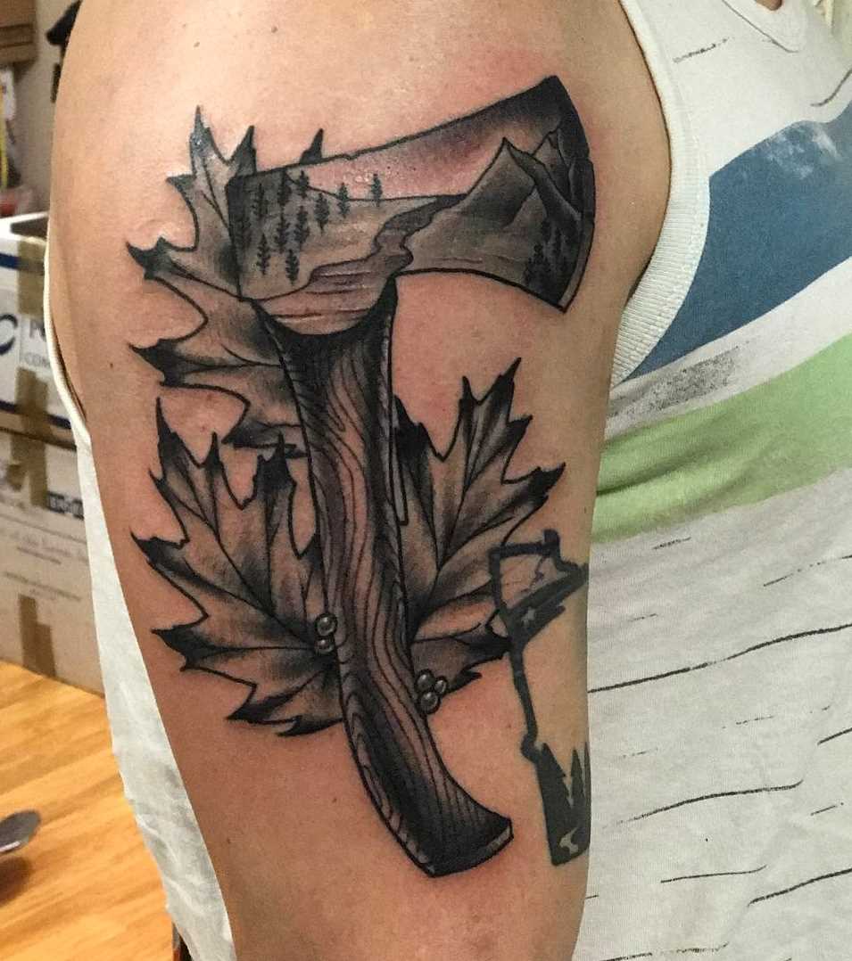 Tatuagem com o machado no ombro de homens