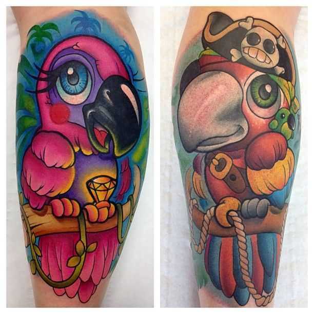 Tatuagem com papagaios em canelas menina