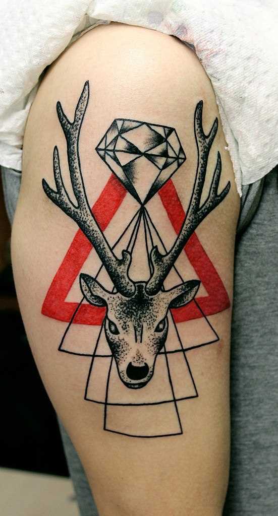 Tatuagem com um cervo no quadril feminino em estilo art att