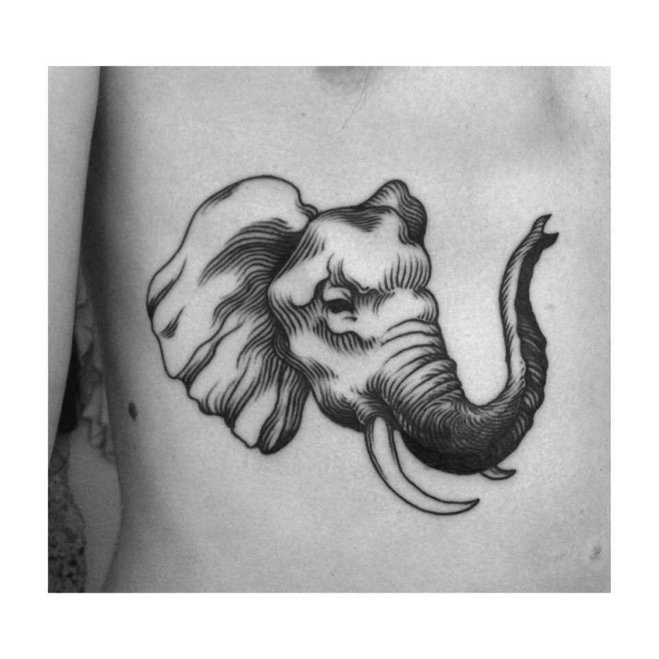 Tatuagem com um elefante nas costas da menina