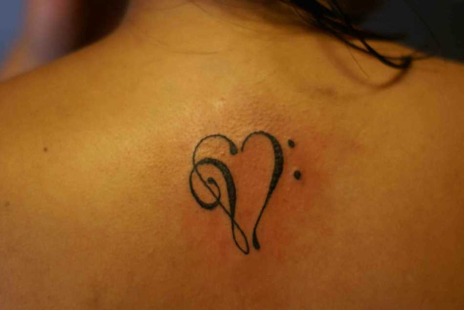 Tatuagem da coluna vertebral, a menina - a clave de sol e o coração