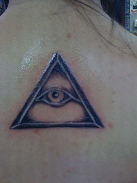Tatuagem da coluna vertebral, a menina - a pirâmide com o olho