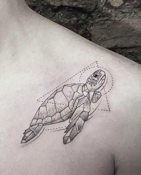 Tatuagem da tartaruga na clavícula cara