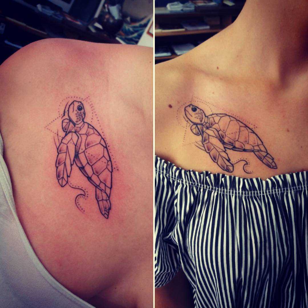 Tatuagem da tartaruga na clavícula menina