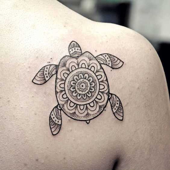 Tatuagem da tartaruga na lopatk menina