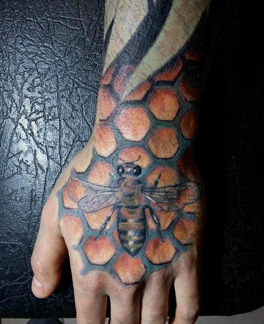 Tatuagem de abelhas no pincel cara