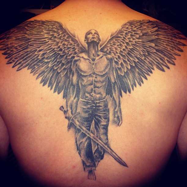 Tatuagem de anjo com a espada nas costas do cara