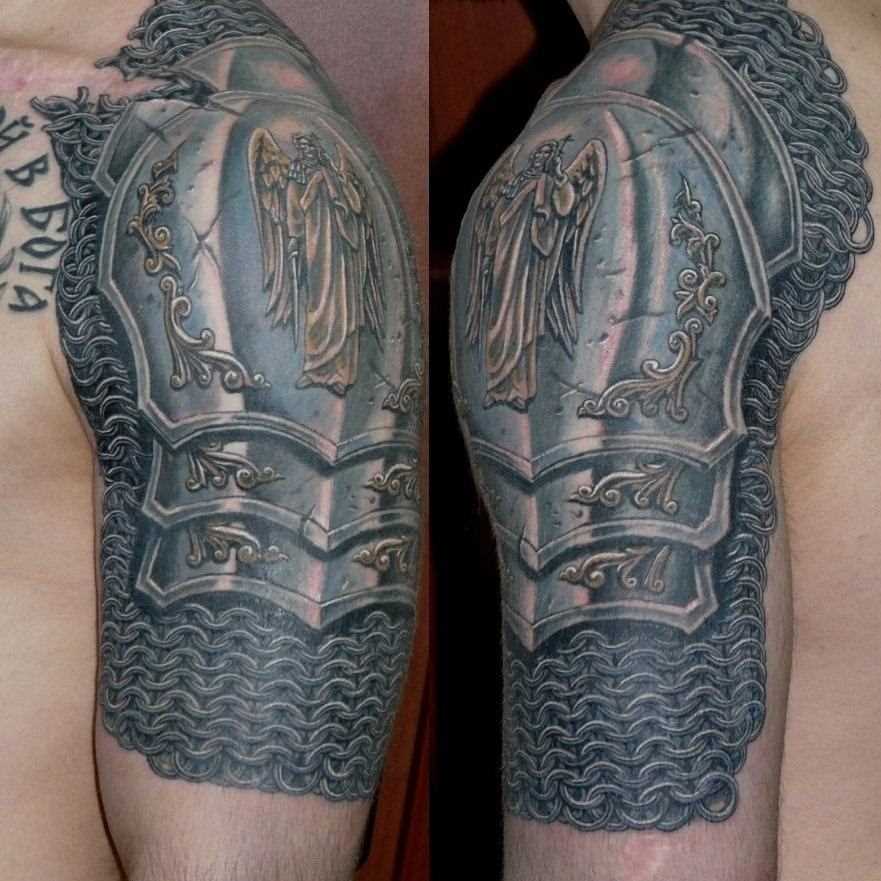 Tatuagem de armaduras, com o anjo no ombro de homens