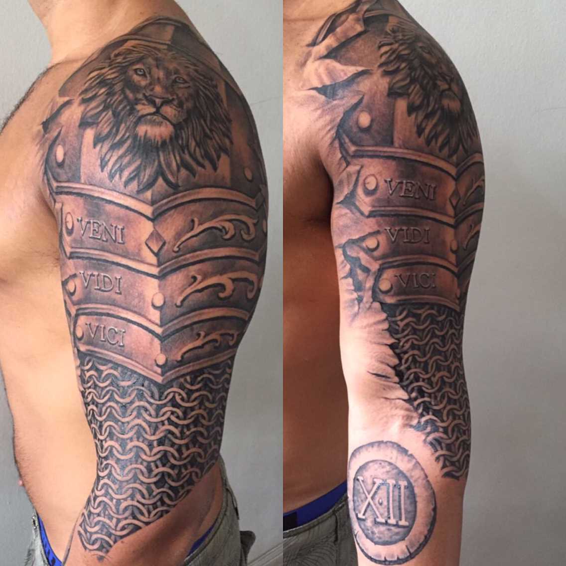 Tatuagem de armaduras com o leão na mão de homens