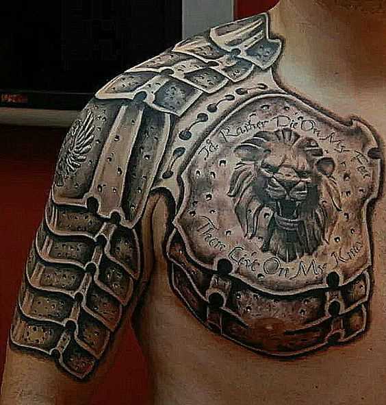 Tatuagem de armaduras com o leão no ombro do cara