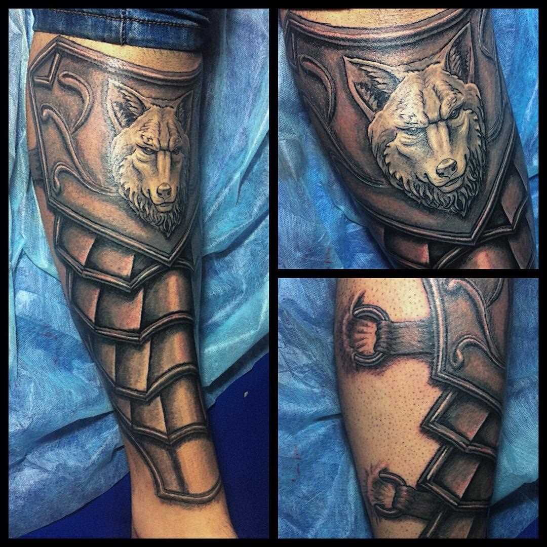 Tatuagem de armaduras com o lobo sobre a perna de um cara
