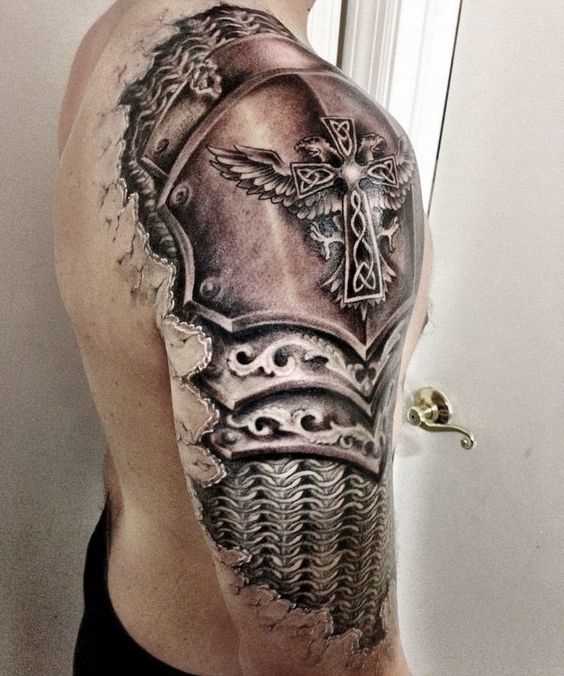 Tatuagem de armaduras no ombro de homens