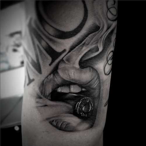 Tatuagem de bala na mão de homens
