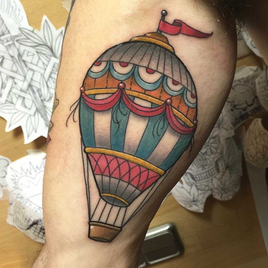 Tatuagem de balão na mão de um cara