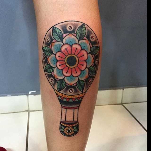 Tatuagem de balão sobre a perna da menina
