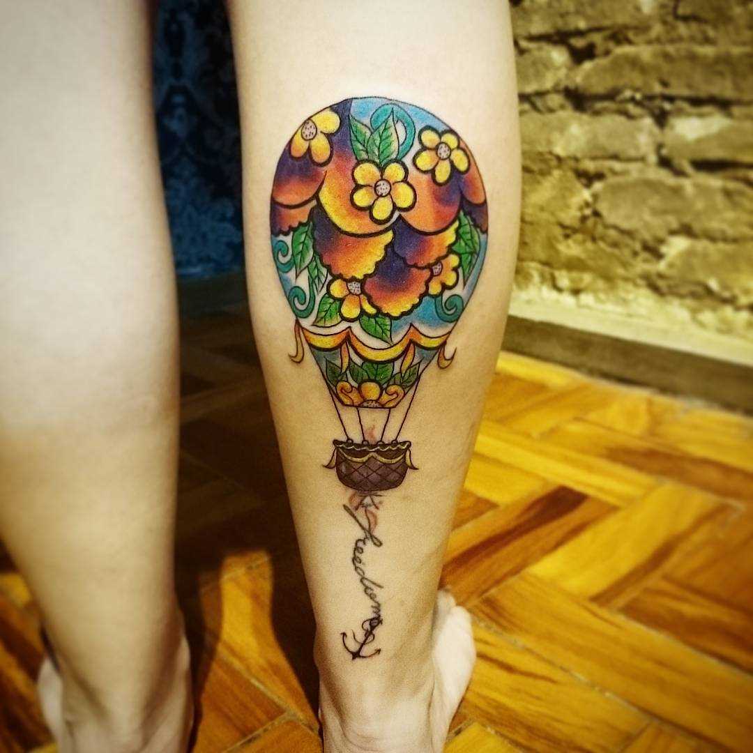 Tatuagem de balão sobre a perna da mulher