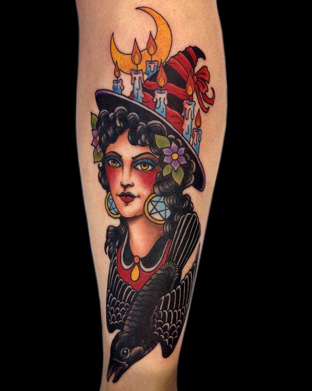 Tatuagem de bruxa com o pássaro sobre a perna da mulher