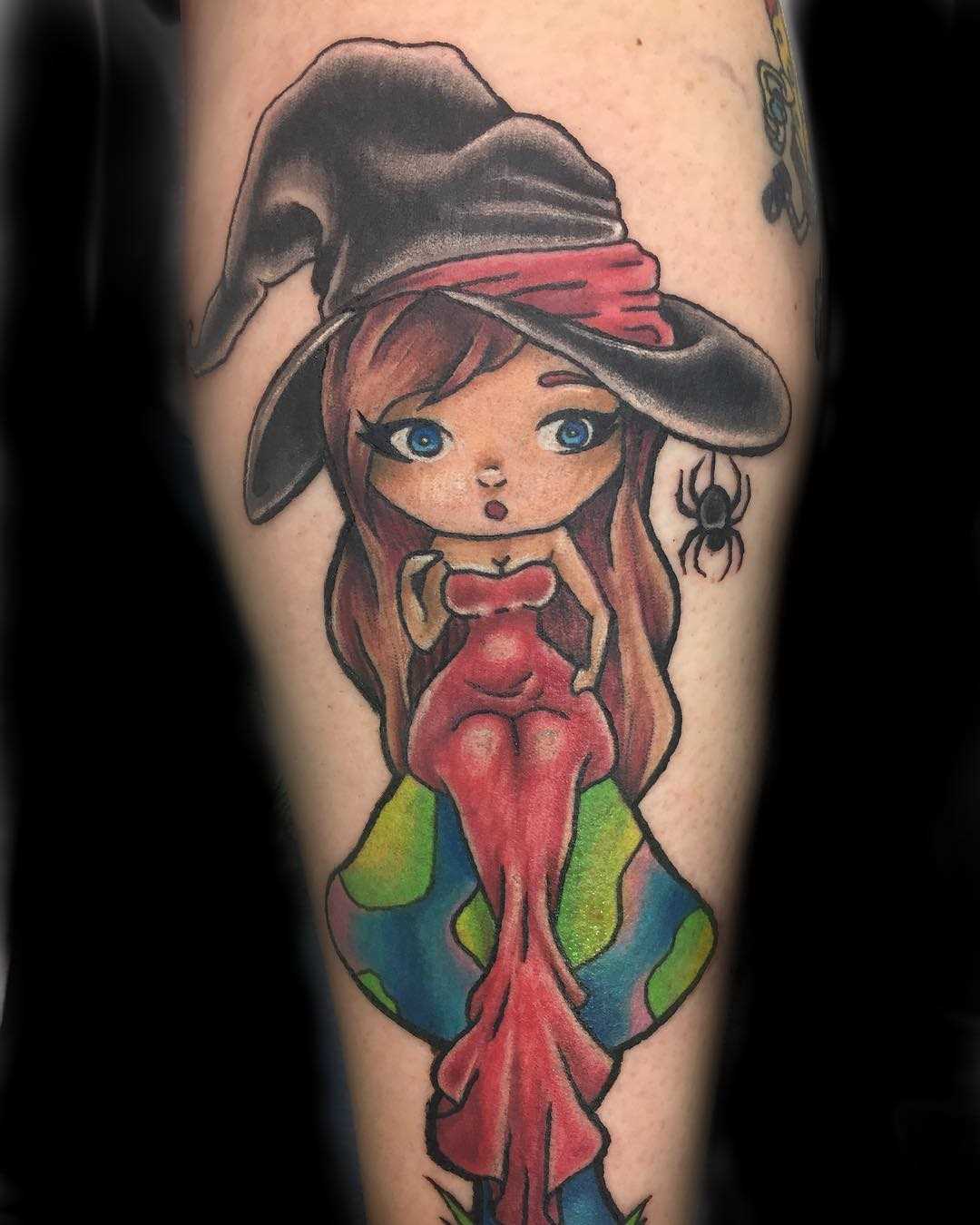 Tatuagem de bruxa sobre a perna da menina