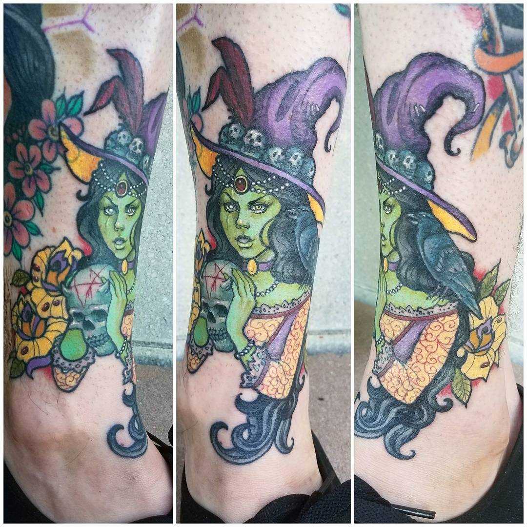 Tatuagem de bruxa sobre a perna de um cara