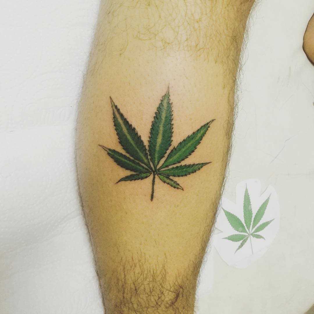 Tatuagem de cânhamo sobre a perna de um cara
