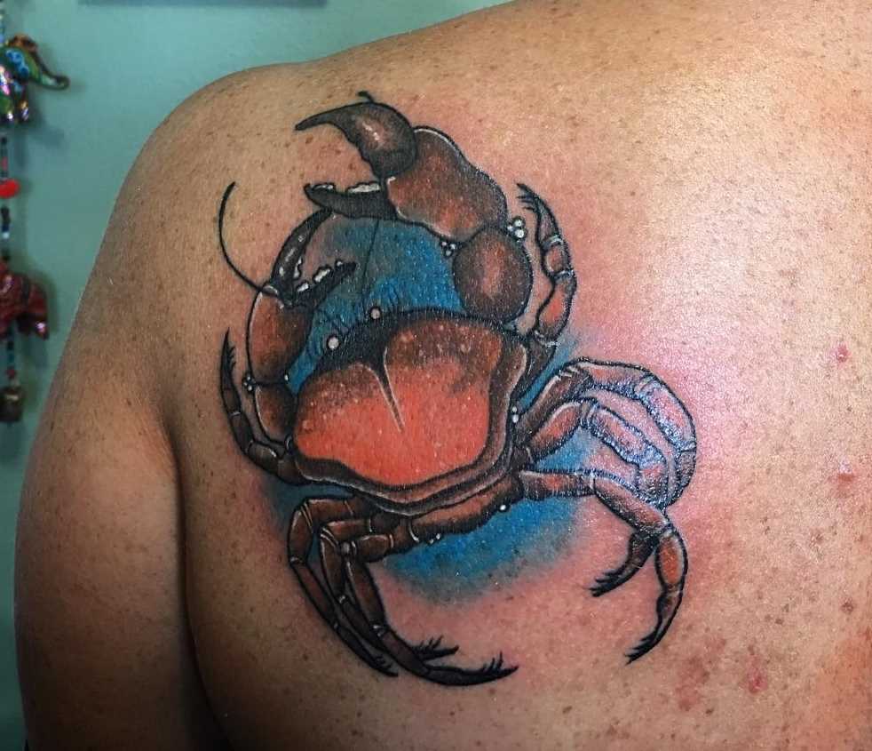 Tatuagem de caranguejo blade cara