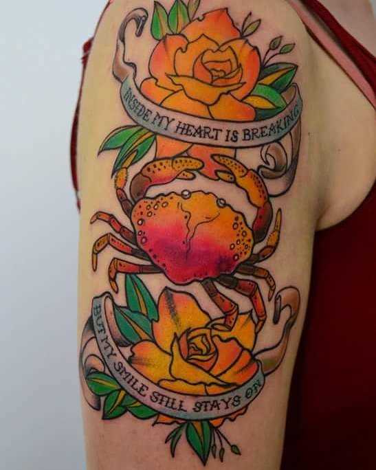 Tatuagem de caranguejo com rosas no ombro da menina