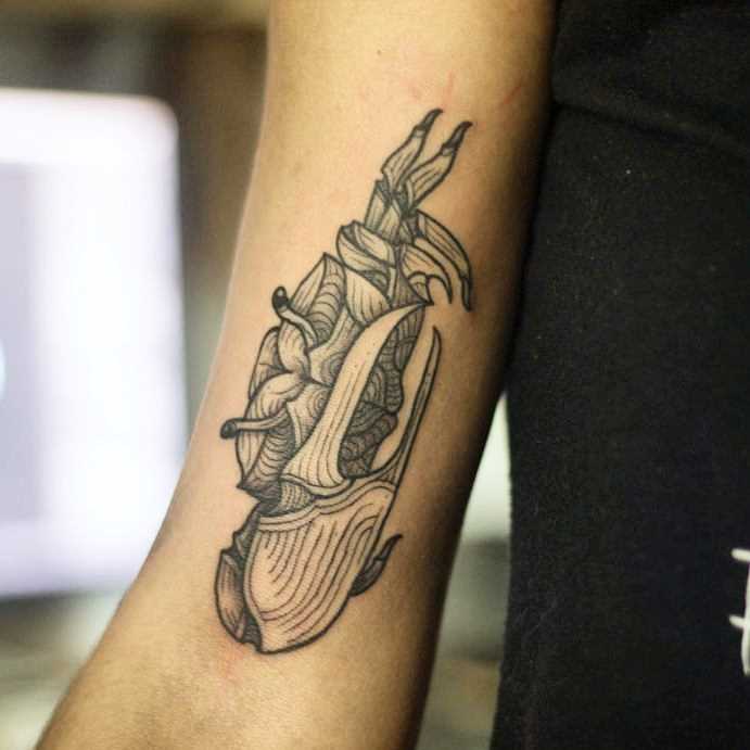Tatuagem de caranguejo na mão da menina