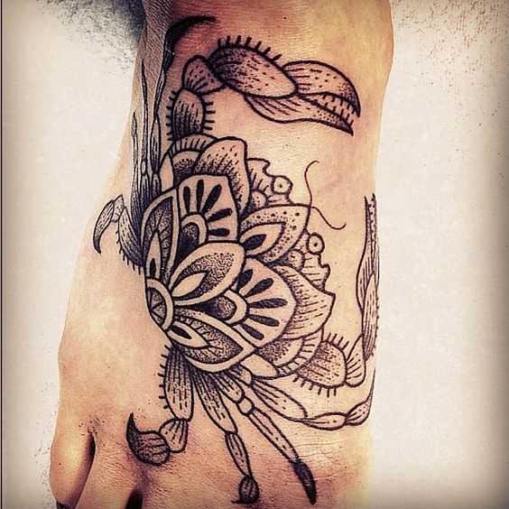 Tatuagem de caranguejo na planta do pé da menina