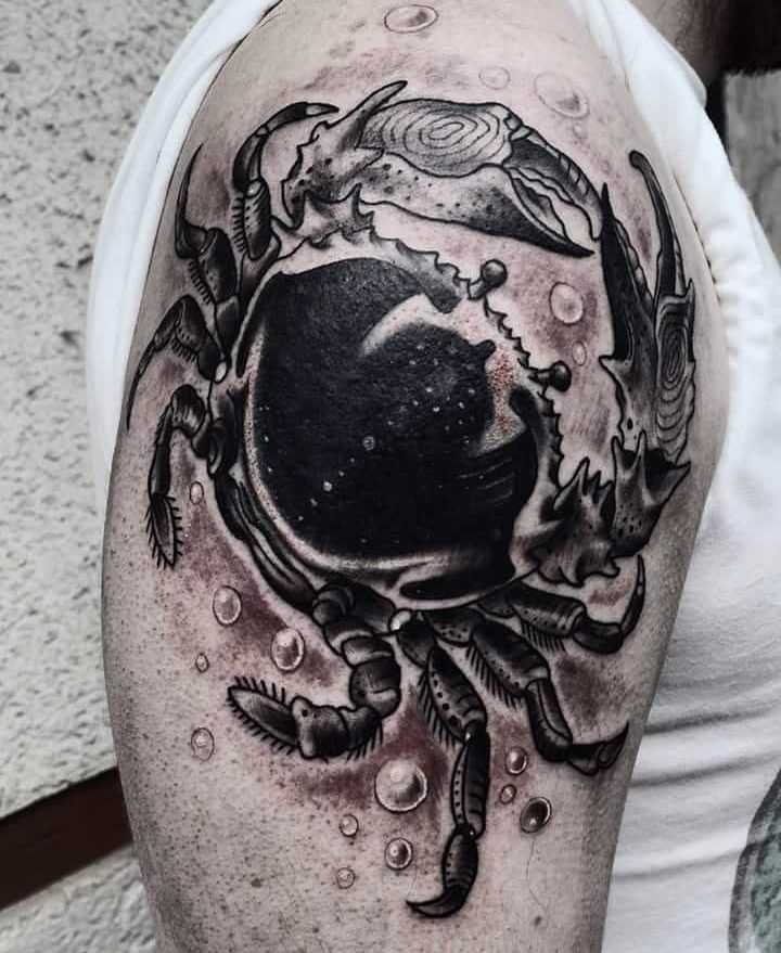 Tatuagem de caranguejo no ombro do cara