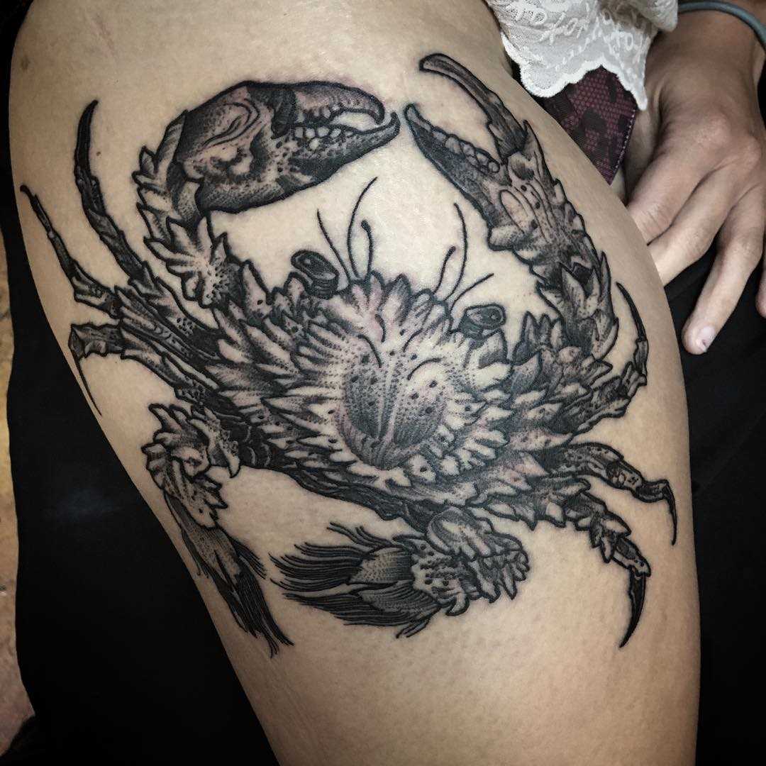 Tatuagem de caranguejo no quadril da menina
