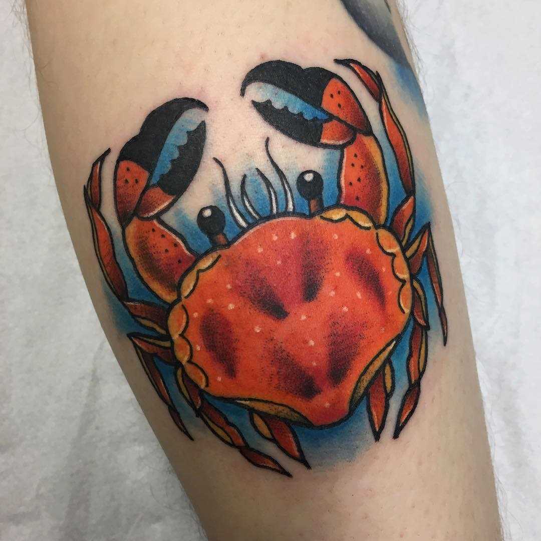 Tatuagem de caranguejo sobre a perna de um cara