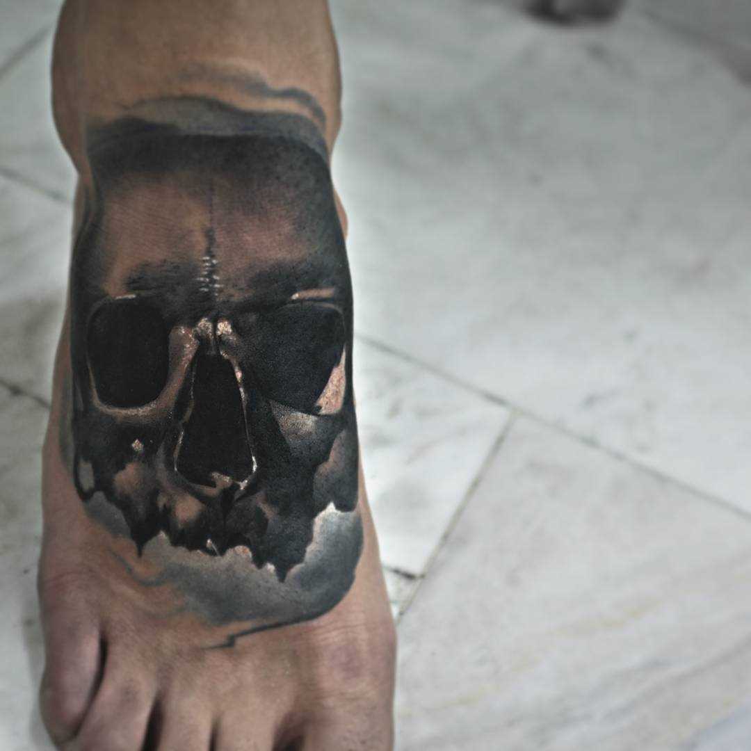Tatuagem de caveira no estilo chekano na planta do pé do cara