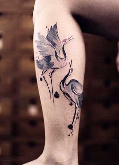 Tatuagem de cegonhas sobre a perna da menina