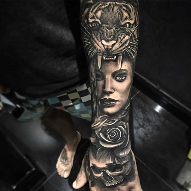 Tatuagem de chicano, no braço do rapaz - garota, o tigre, o rosa e o crânio