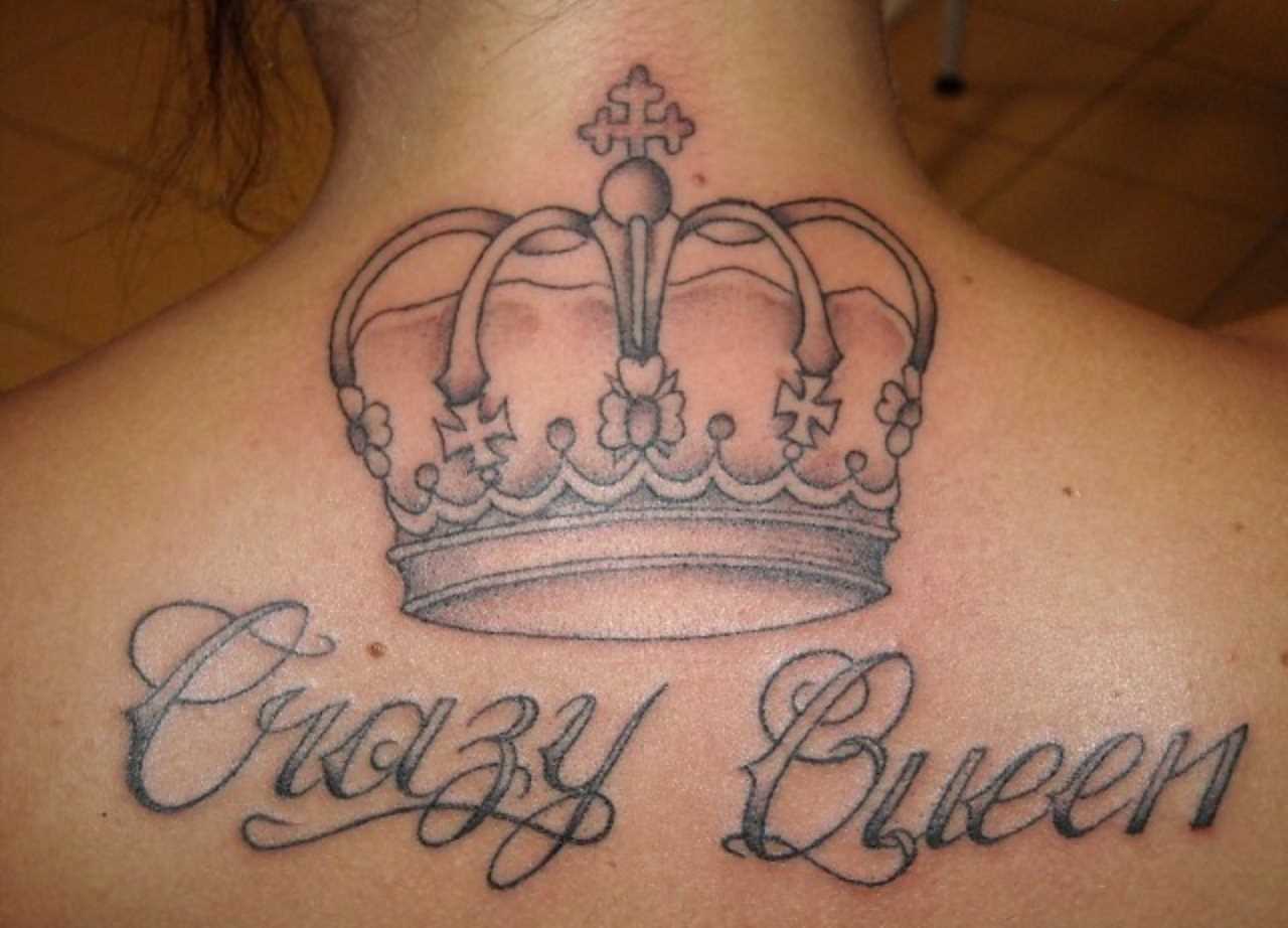 Tatuagem de coroa com a inscrição na espinha, as meninas