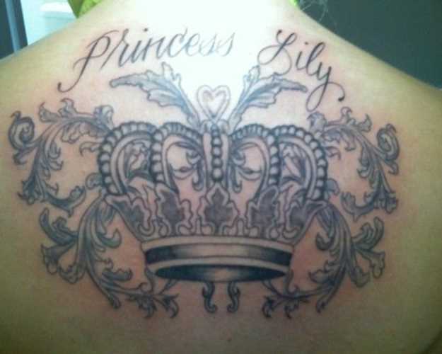 Tatuagem de coroa com a inscrição na parte de trás da menina