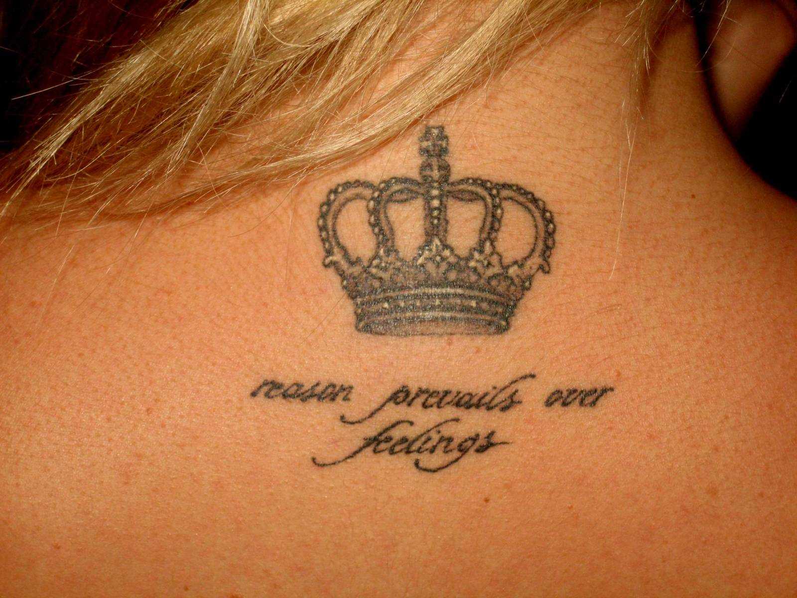 Tatuagem de coroa com a inscrição no pescoço de uma menina