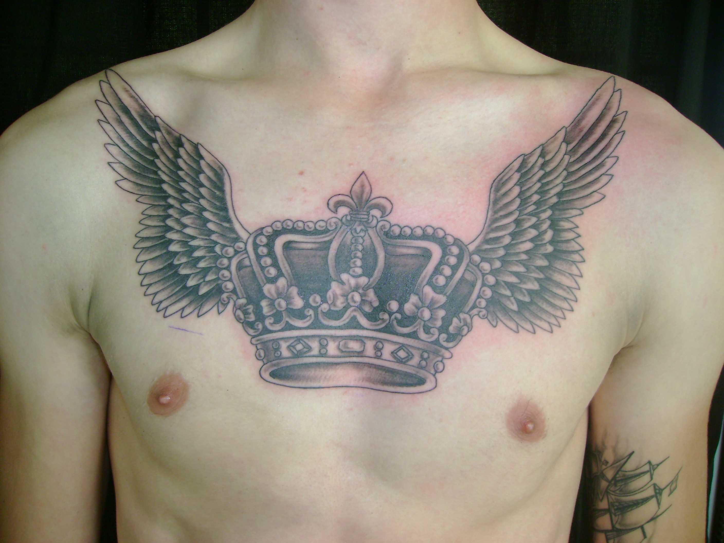 Tatuagem de coroa com asas no peito do cara