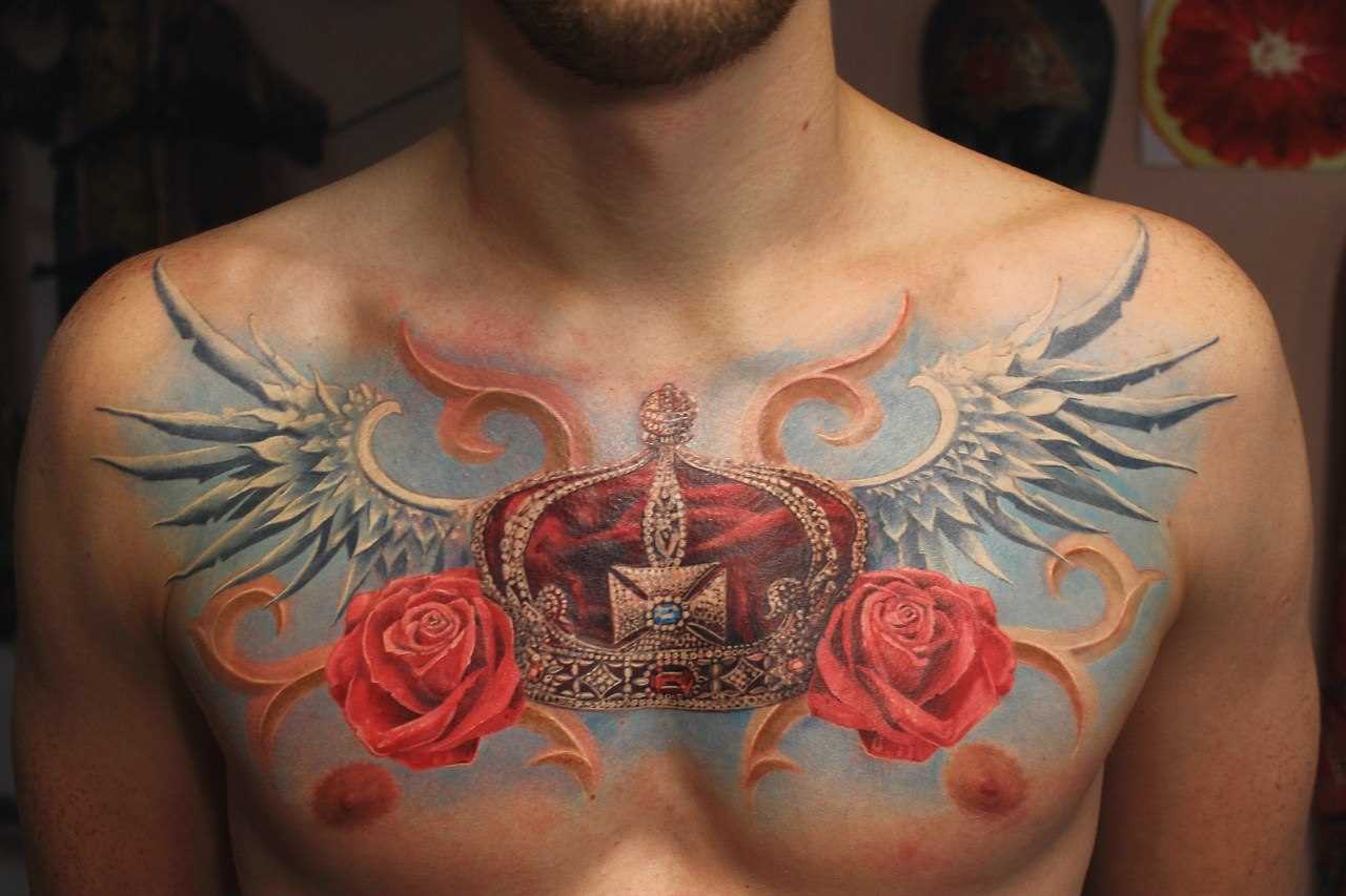 Tatuagem de coroa, com um coração com asas e uma rosa no peito do cara