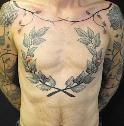 Tatuagem de coroa de louro na cara no peito