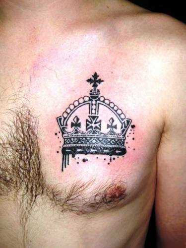 Tatuagem de coroa na cara no peito