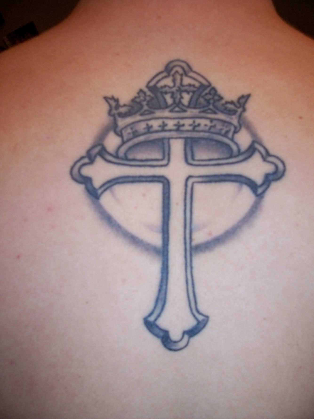 Tatuagem de coroa na cruz na coluna vertebral do homem, e a