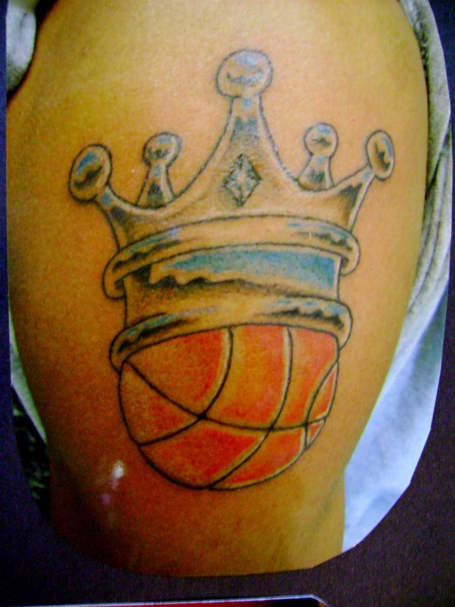 Tatuagem de coroa no basquete bola no ombro de um cara