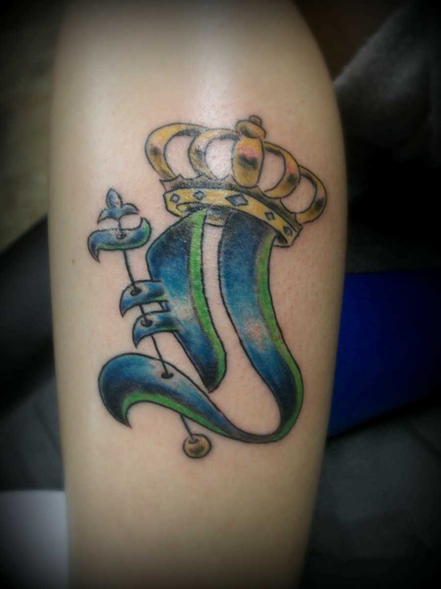 Tatuagem de coroa sobre a perna de uma menina